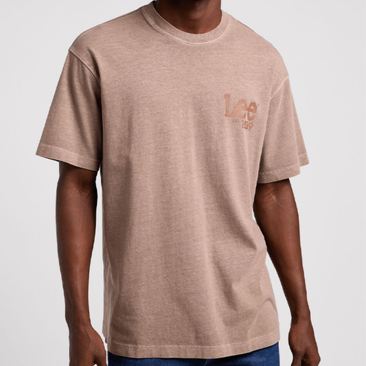 POLERA LEE HOMBRE LOGO LOOSE TEE PEBBLE- TAWNY BROWN