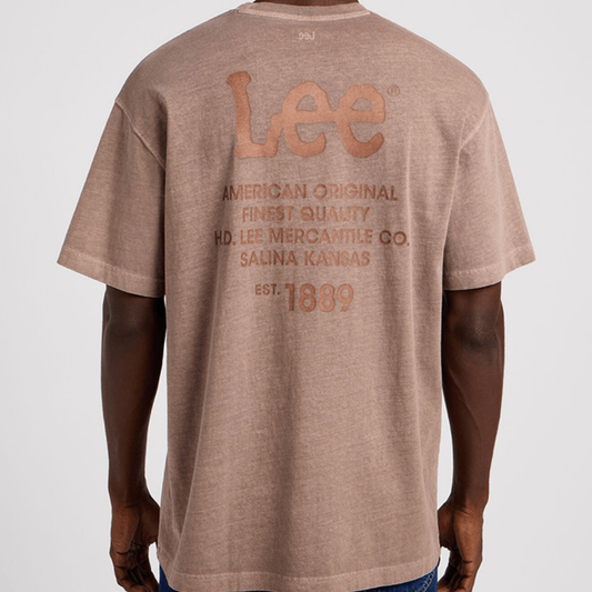 POLERA LEE HOMBRE LOGO LOOSE TEE PEBBLE- TAWNY BROWN