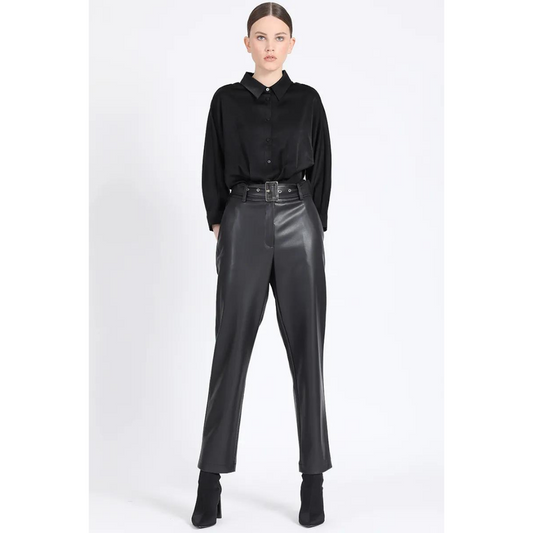 PANTALON SASTRE, EFECTO CUERO, NEGRO